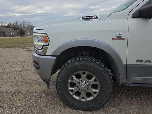 2020 RAM 3500 Laramie Crew Cab 4x4 8' Box