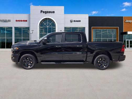 Diamond Black Crystal Pearlcoat 2026 RAM 1500 Express