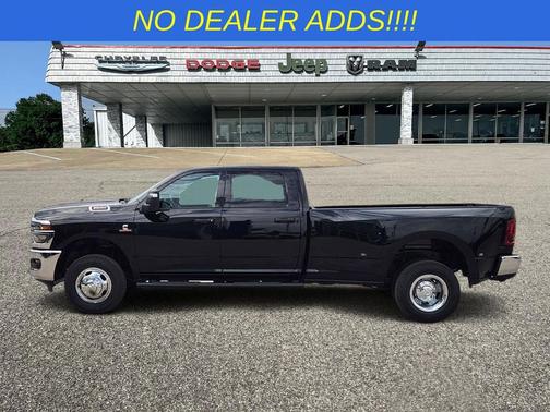 Diamond Black Crystal Pearlcoat 2026 RAM 3500 Tradesman Crew Cab 4x4 8' Box