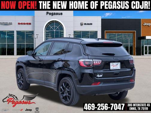 Diamond Black Crystal Pearlcoat 2026 Jeep Compass Latitude