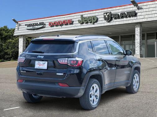 Diamond Black Crystal Pearlcoat 2026 Jeep Compass Latitude