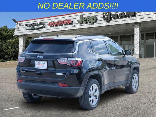 Diamond Black Crystal Pearlcoat 2026 Jeep Compass Latitude