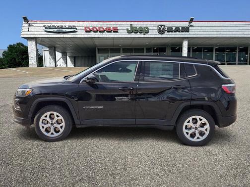 Diamond Black Crystal Pearlcoat 2026 Jeep Compass Latitude