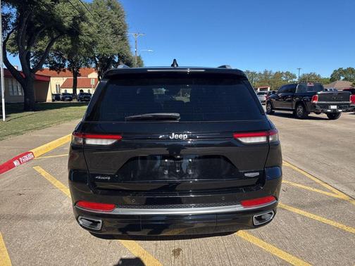 2022 Jeep Grand Cherokee Summit