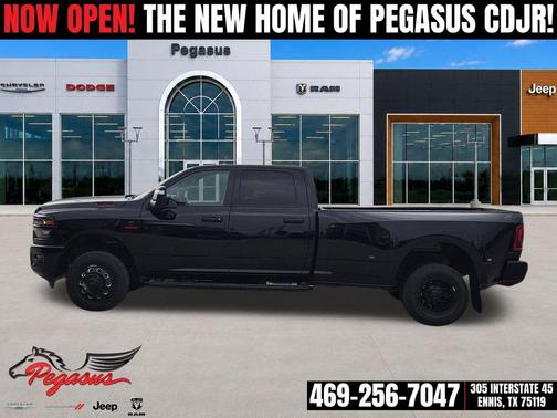 Diamond Black Crystal Pearlcoat 2026 RAM 3500 Lone Star Crew Cab 4x4 8' Box