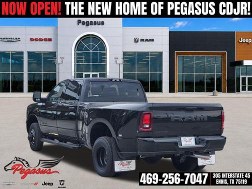 Diamond Black Crystal Pearlcoat 2026 RAM 3500 Lone Star Crew Cab 4x4 8' Box