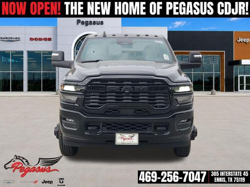 Diamond Black Crystal Pearlcoat 2026 RAM 3500 Lone Star Crew Cab 4x4 8' Box