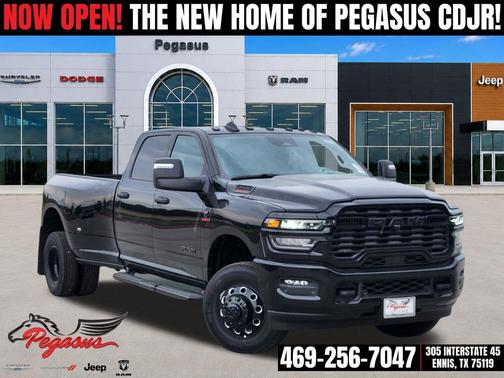 Diamond Black Crystal Pearlcoat 2026 RAM 3500 Lone Star Crew Cab 4x4 8' Box