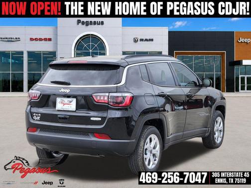 Diamond Black Crystal Pearlcoat 2026 Jeep Compass Latitude