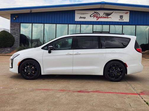 Bright White Clearcoat 2027 Chrysler Pacifica Limited