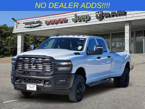 Bright White Clearcoat 2026 RAM 3500 Tradesman Crew Cab 4x4 8' Box