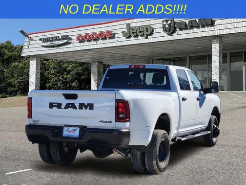 Bright White Clearcoat 2026 RAM 3500 Tradesman Crew Cab 4x4 8' Box