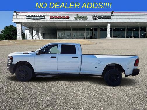 Bright White Clearcoat 2026 RAM 3500 Tradesman Crew Cab 4x4 8' Box