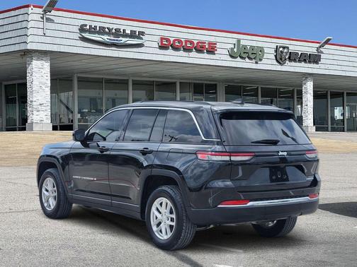 Diamond Black Crystal Pearlcoat 2025 Jeep Grand Cherokee Laredo