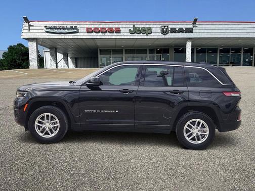 Diamond Black Crystal Pearlcoat 2025 Jeep Grand Cherokee Laredo