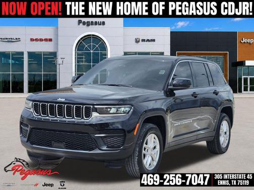Diamond Black Crystal Pearlcoat 2025 Jeep Grand Cherokee Laredo