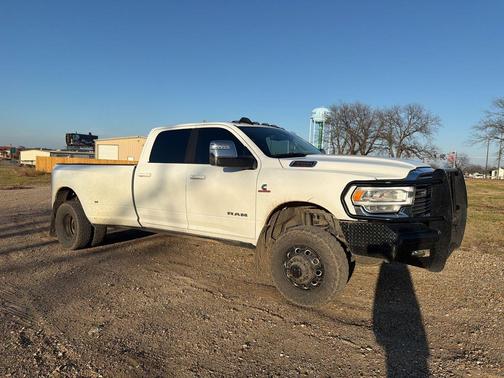 2024 RAM 3500 Laramie Crew Cab 4x4 8' Box