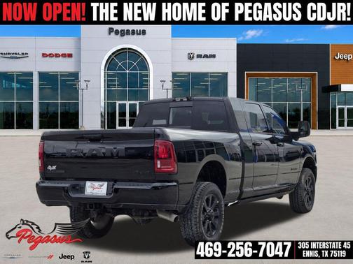 Diamond Black Crystal Pearlcoat 2026 RAM 2500 Laramie