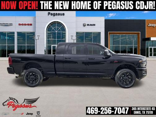 Diamond Black Crystal Pearlcoat 2026 RAM 2500 Laramie