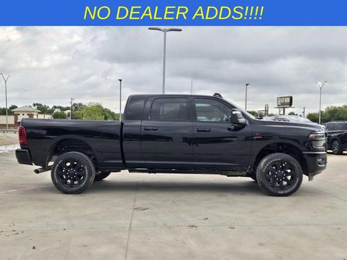 Diamond Black Crystal Pearlcoat 2026 RAM 2500 Laramie