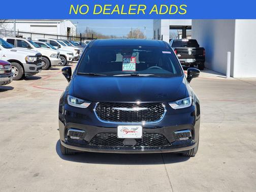 Diamond Black Crystal Pearlcoat 2026 Chrysler Pacifica L