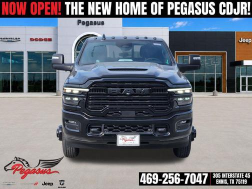 Diamond Black Crystal Pearlcoat 2026 RAM 3500 Laramie Crew Cab 4x4 8' Box
