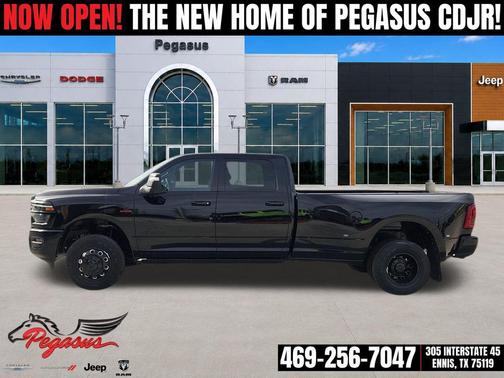 Diamond Black Crystal Pearlcoat 2026 RAM 3500 Laramie Crew Cab 4x4 8' Box