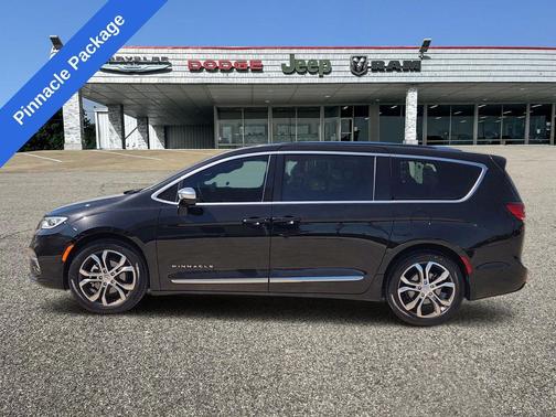 Diamond Black Crystal Pearlcoat 2025 Chrysler Pacifica L