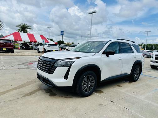 Everest White Pearl Tricoat 2026 Nissan Pathfinder SV