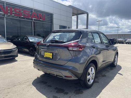Gun Metallic 2025 Nissan Kicks S