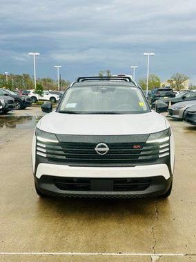 Aspen White Tricoat/Super Black 2026 Nissan Kicks SR