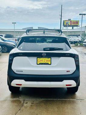 Aspen White Tricoat/Super Black 2026 Nissan Kicks SR