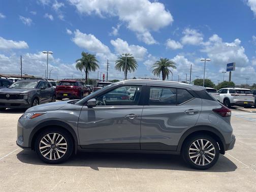 Boulder Gray Pearl 2024 Nissan Kicks SV