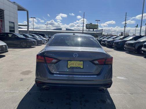 2021 Nissan Altima SR FWD