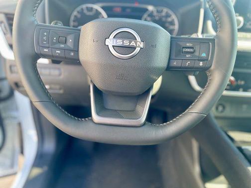 Everest White Pearl Tricoat 2026 Nissan Rogue SV
