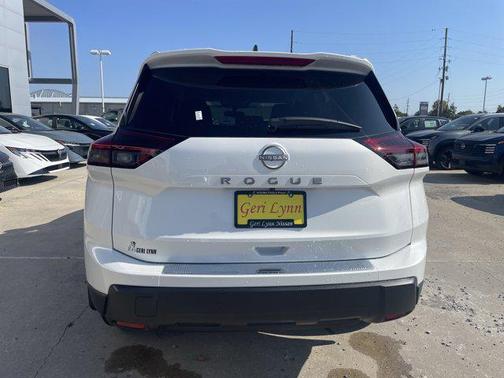 Everest White Pearl Tricoat 2026 Nissan Rogue SV