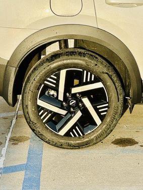 Aspen White Tricoat/Super Black 2026 Nissan Kicks SV