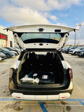 Aspen White Tricoat/Super Black 2026 Nissan Kicks SV