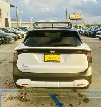 Aspen White Tricoat/Super Black 2026 Nissan Kicks SV