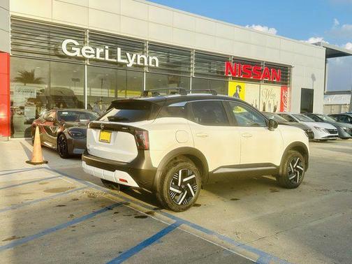 Aspen White Tricoat/Super Black 2026 Nissan Kicks SV