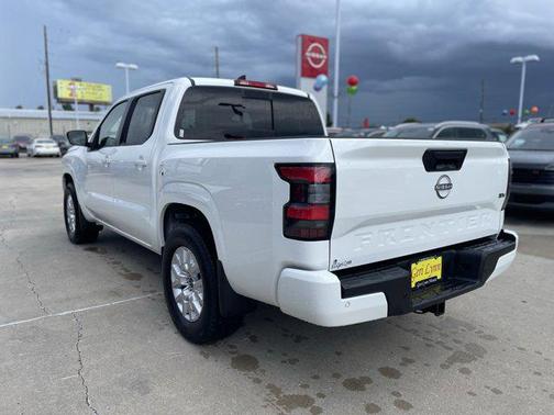 2024 Nissan Frontier SV