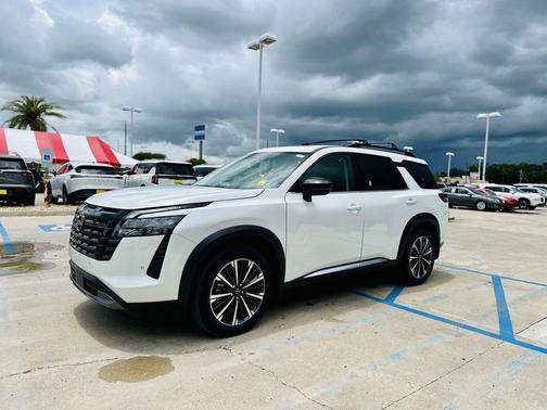 Everest White Pearl Tricoat 2026 Nissan Pathfinder Platinum