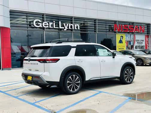 Everest White Pearl Tricoat 2026 Nissan Pathfinder Platinum