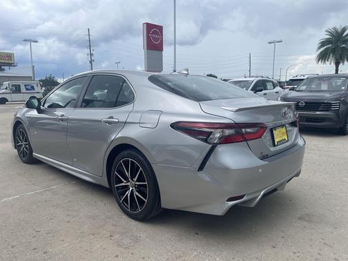 Celestial Silver Metallic 2023 Toyota Camry SE