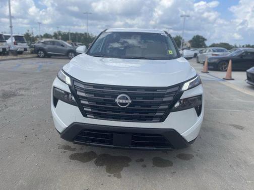 Everest White Pearl Tricoat 2026 Nissan Rogue SV