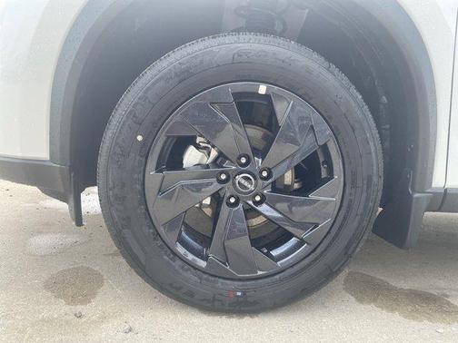 Everest White Pearl Tricoat 2026 Nissan Rogue SV