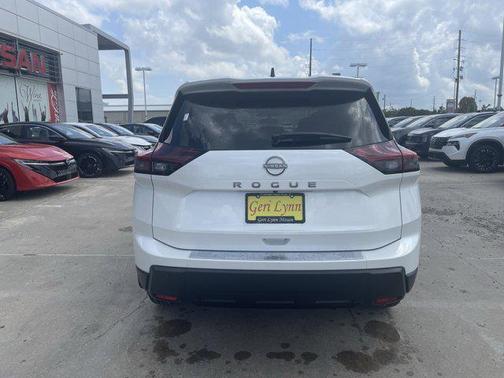 Everest White Pearl Tricoat 2026 Nissan Rogue SV