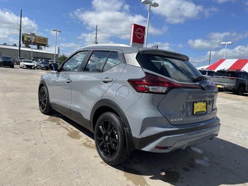 Boulder Gray Pearl 2023 Nissan Kicks SV