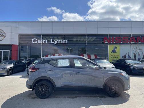 Boulder Gray Pearl 2023 Nissan Kicks SV