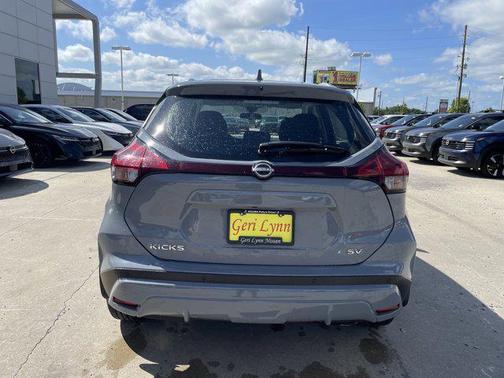 Boulder Gray Pearl 2023 Nissan Kicks SV